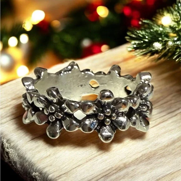 🔥2/$24 or 3/$30🔥 Elegant Silver Floral Band Ring - Picture 2 of 7